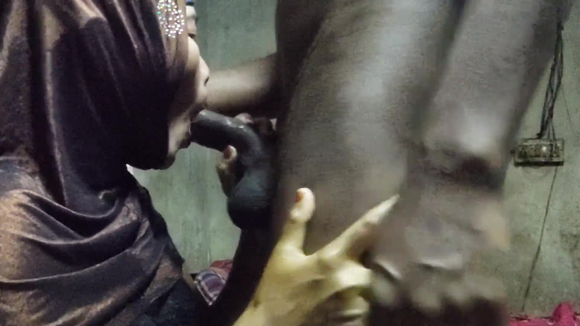 meree padosi bhabhi Laura ka pani khane ke liye   betaab hai, vah aakhiree boond tak choosatee hai.