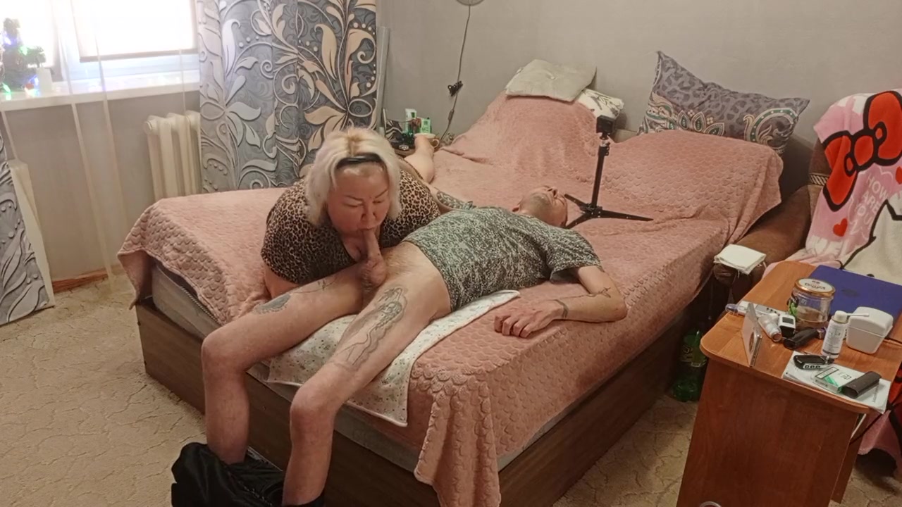 Stepmom gives blowjob to get a mouthful of cum