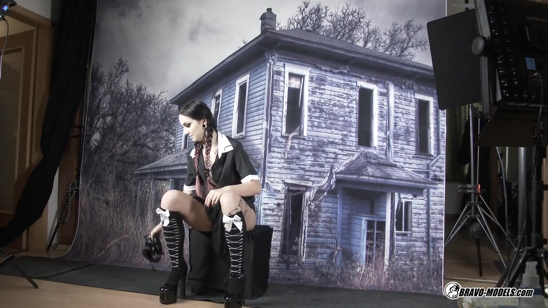 Sharlotte Thorne - 430 - Photoshoot Backstage