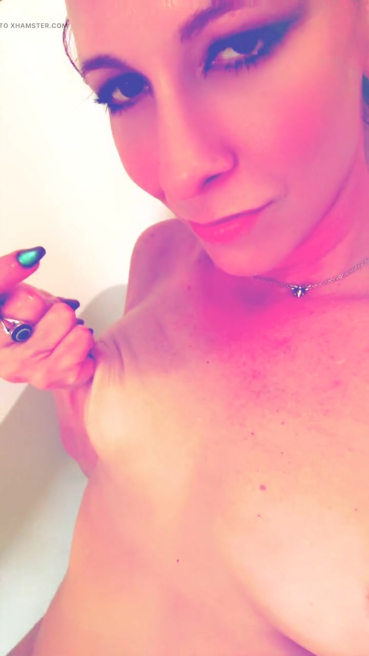 Shelby loves bathtime