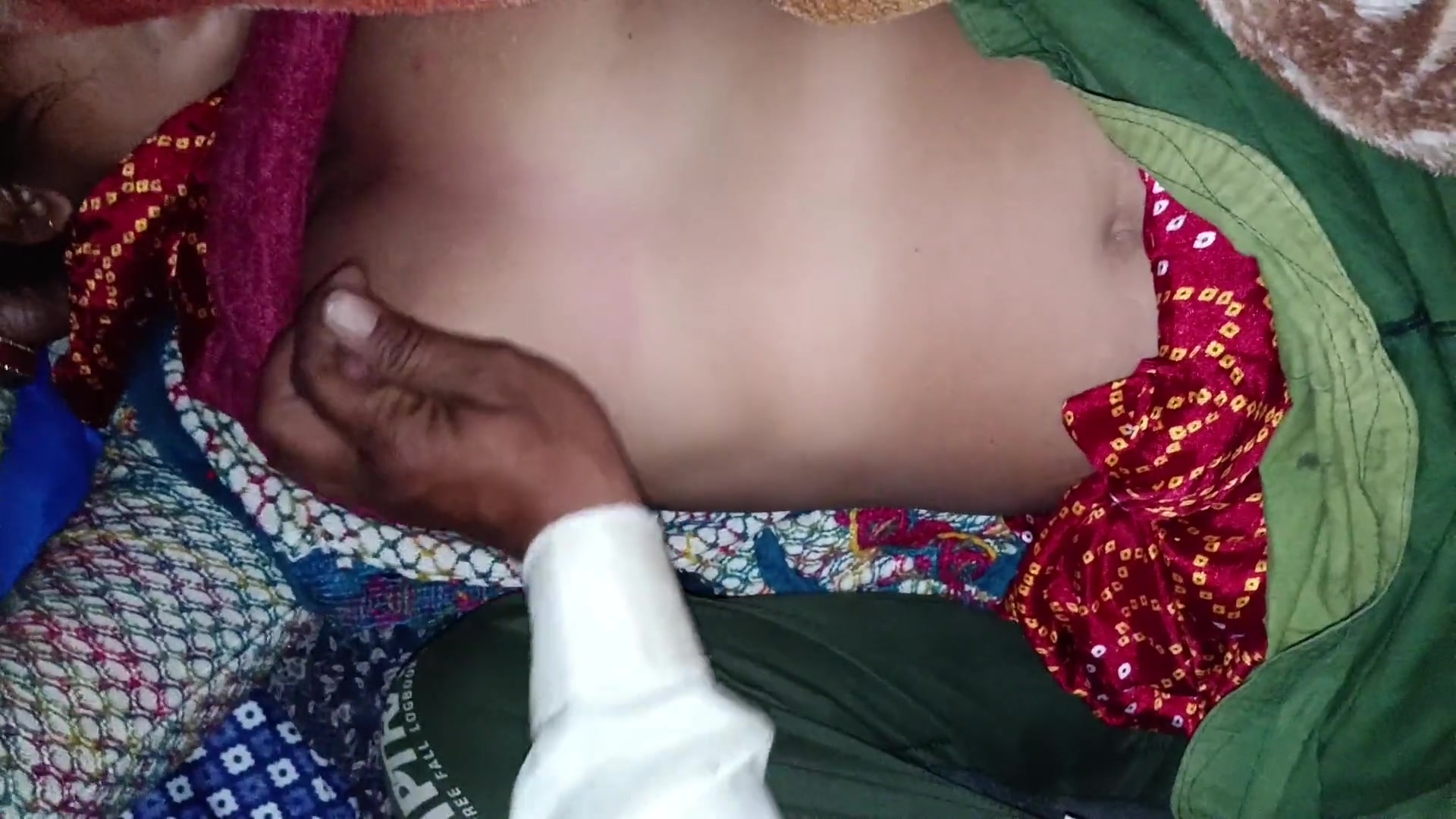 On New Year's night, I had a full romance with my stepsister's big boobs pressed into a blanket in my stepsister's bed.