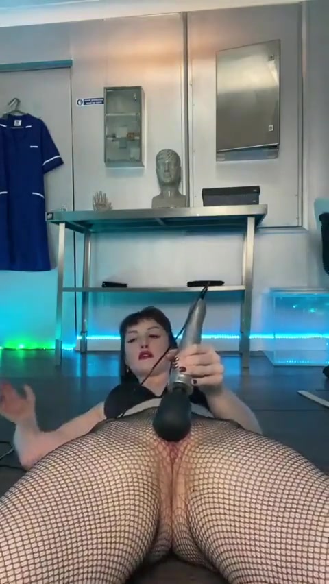 Vivienne L'amour - Cumming Through Fishnets