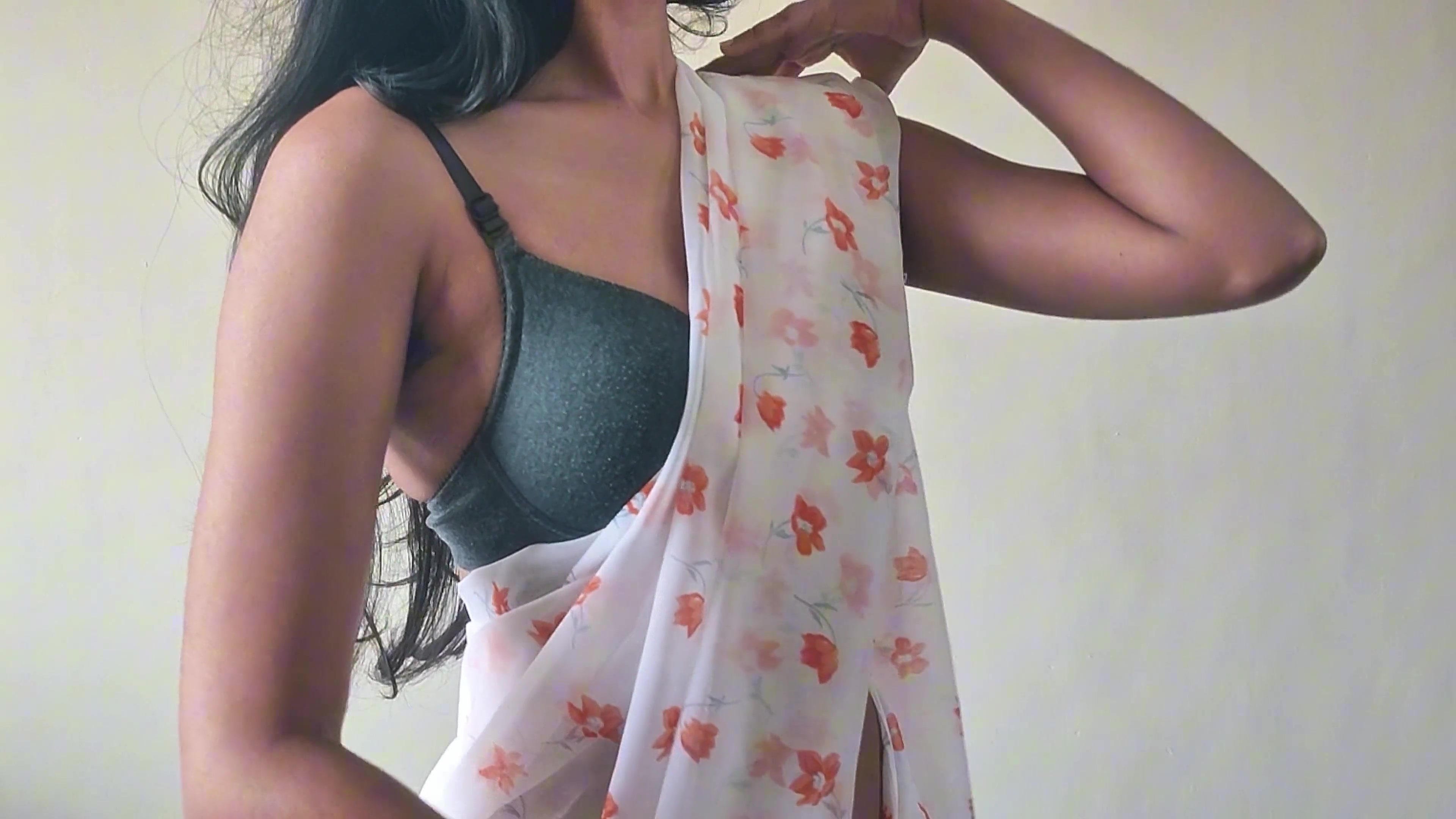 Your 18 yr old didi wearing sexy saree with showing some pussy hairs