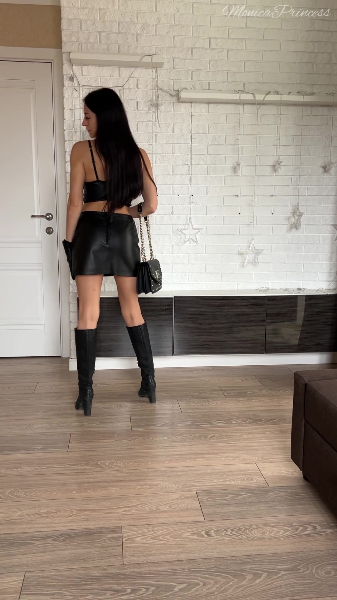 Leather Mistress Takes Control