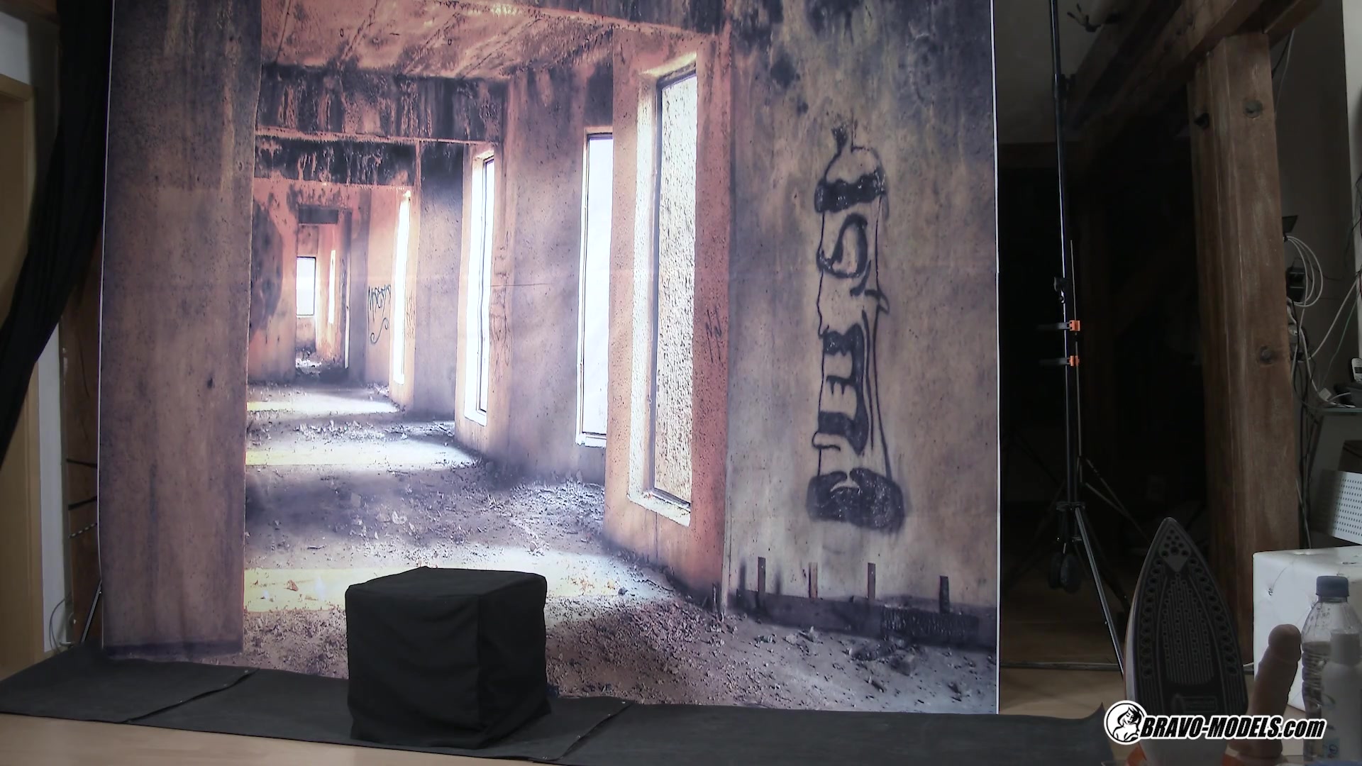 Izzy Delphine - 03 - Photoshoot Backstage