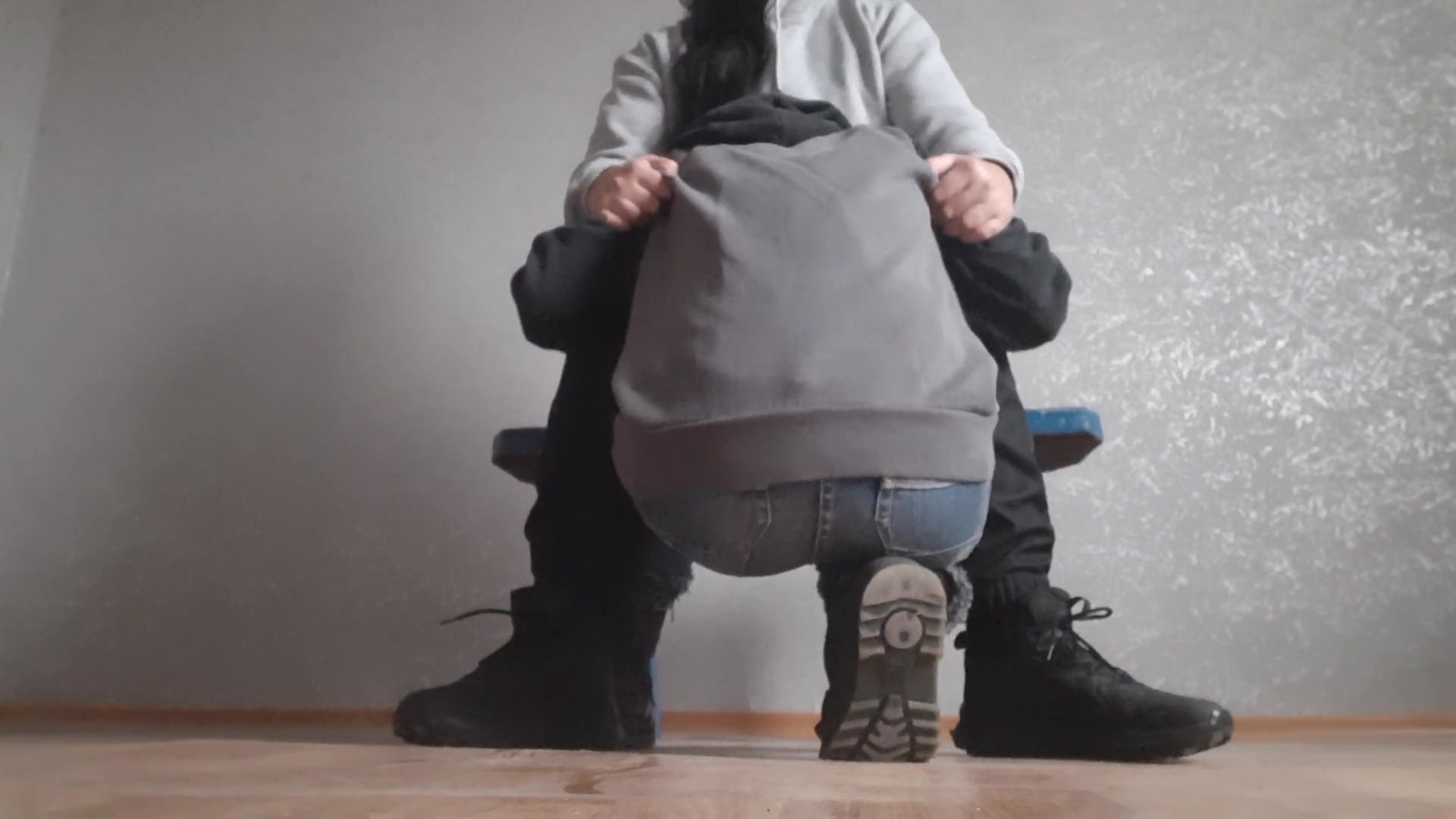 My married neighbor licks my pussy in her uninhabited apartment so that her husband doesn't find out about it