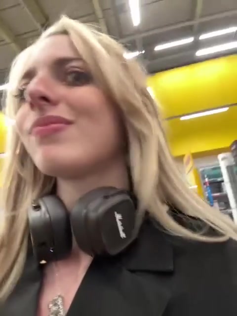 Готичная русская кукла вышла на прогулку russian webcam model blondes gothic outdoor masturbation onlyfans with talking