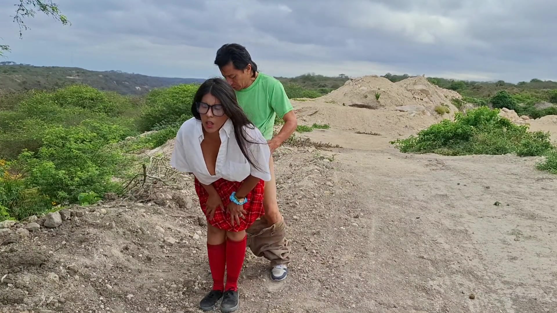 Perverted old peasant finds a beautiful student in uniform in the countryside and seduces her to have sex with her.