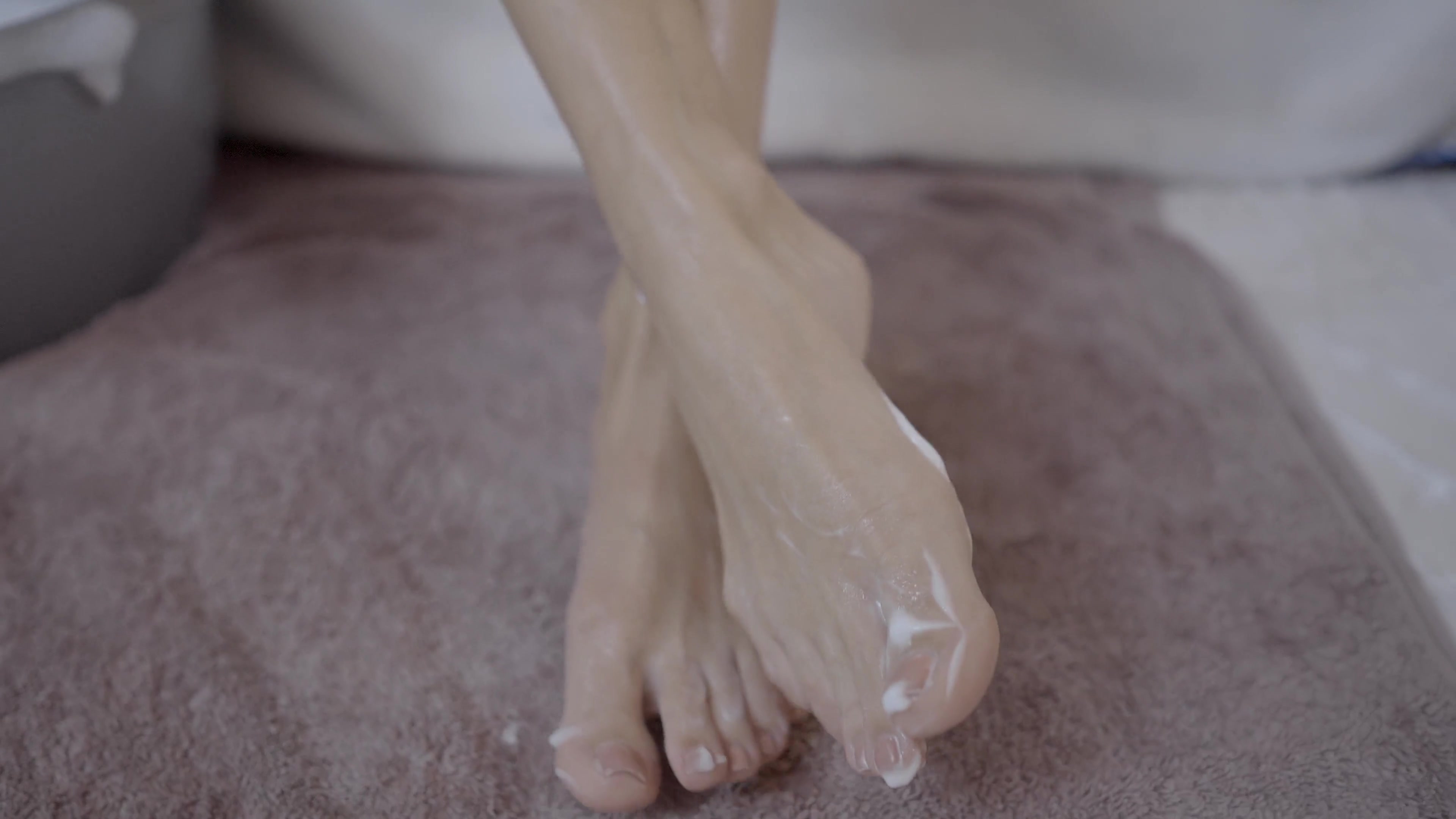 Jasmin takes a footbath - hot to see