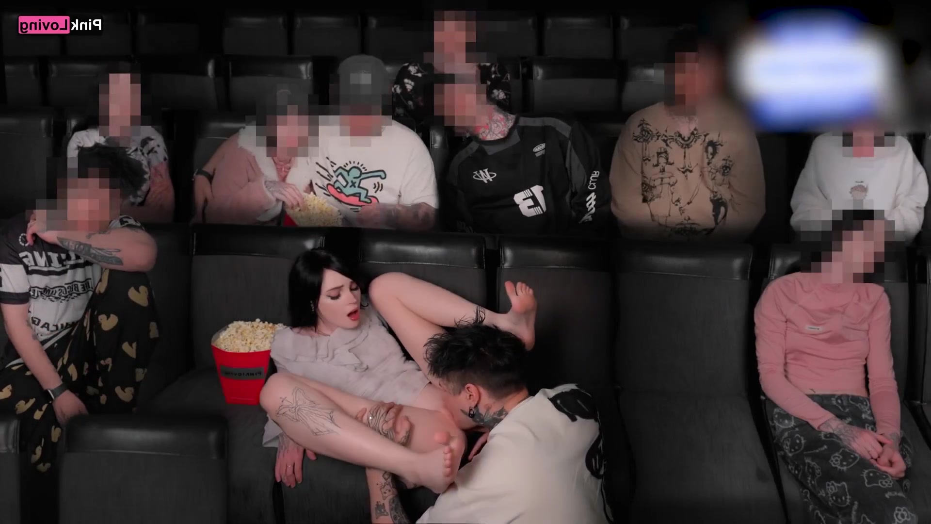 Удивил подружку прямо в кинотеатре