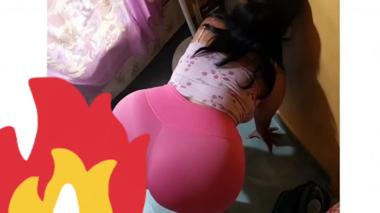 Big ass showing her pink leggings