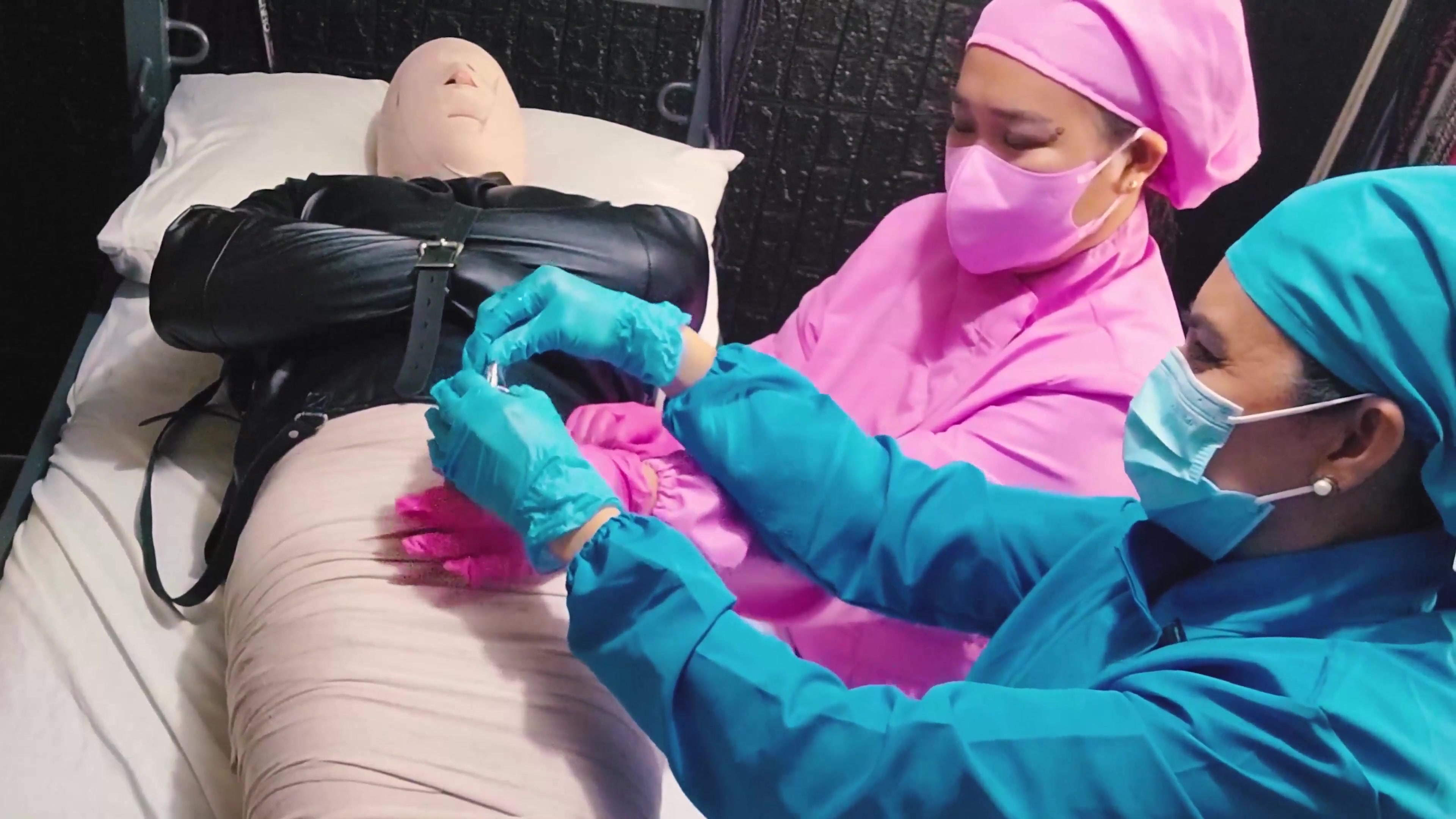 Finger sounding mummified patient