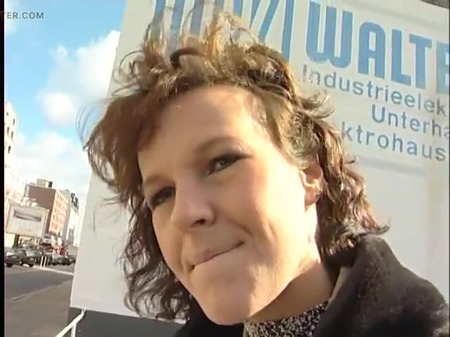 She gives him amazing blowjob on parking