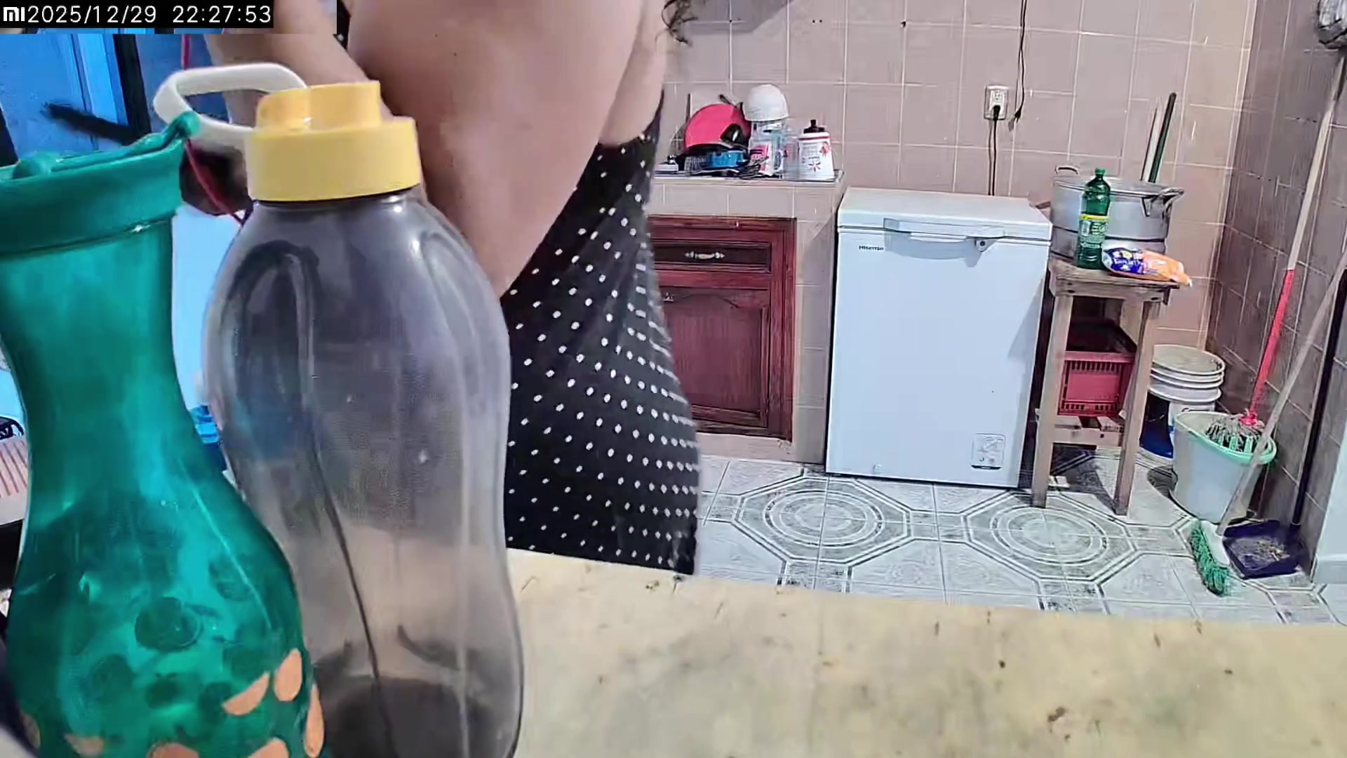 My chubby wife buttocks in the kitchen teaching