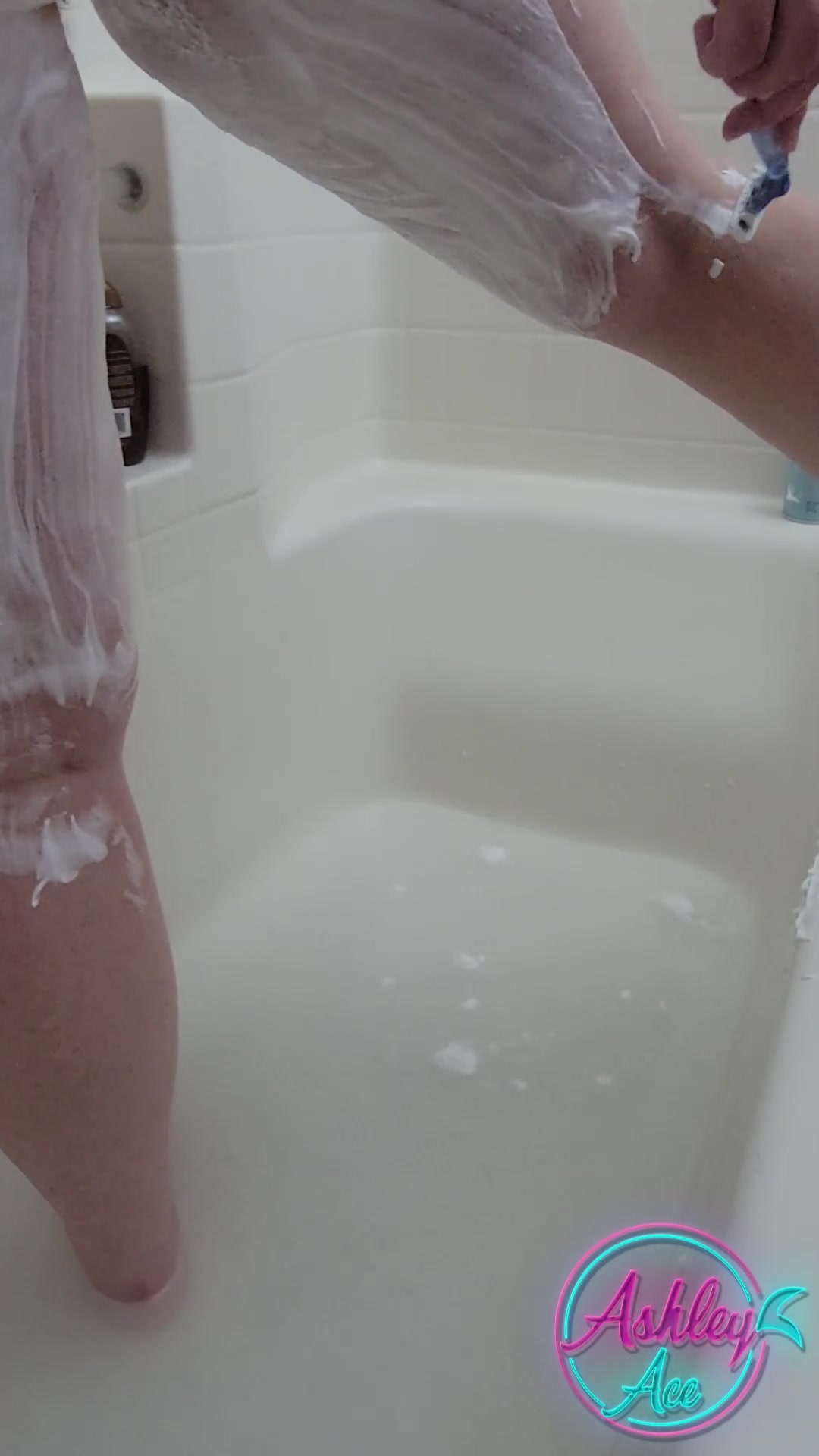 Ashley Ace Shaves Her Legs - No-shave November 2023
