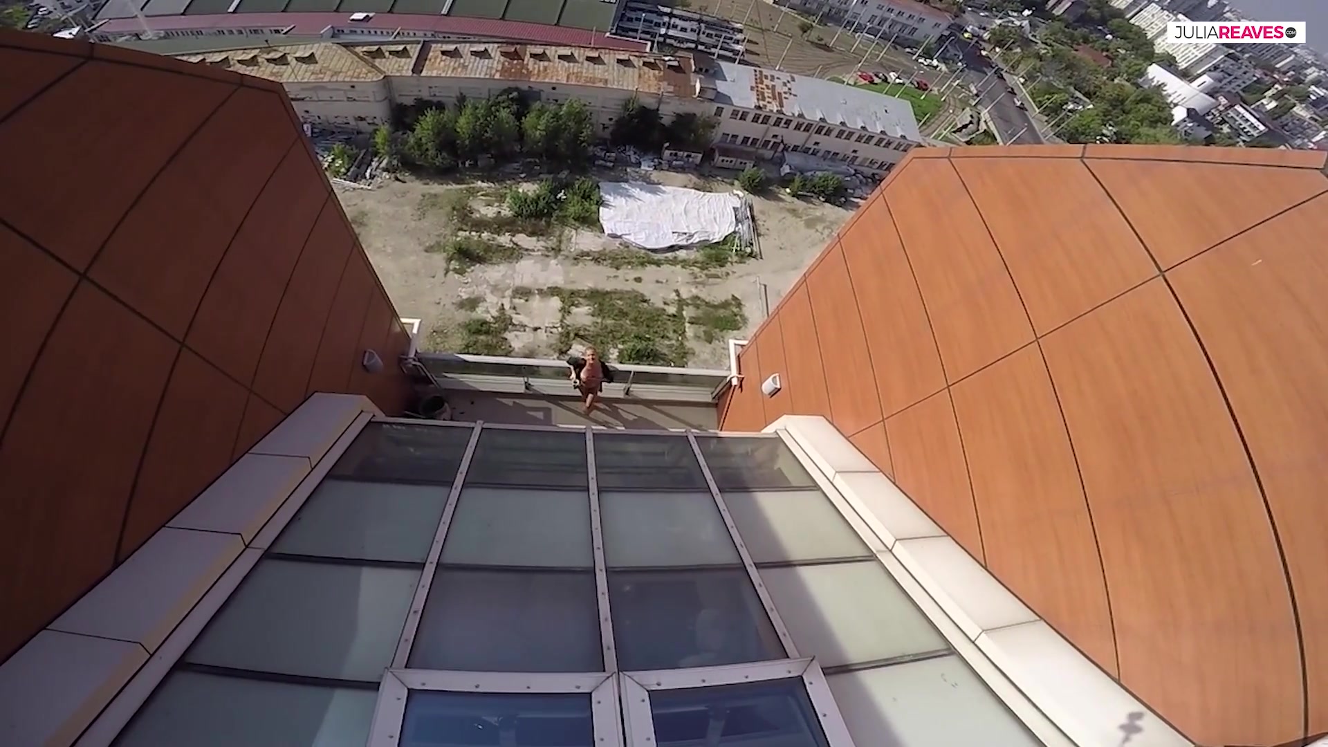 I piss for you on my balcony, everyone can watch me