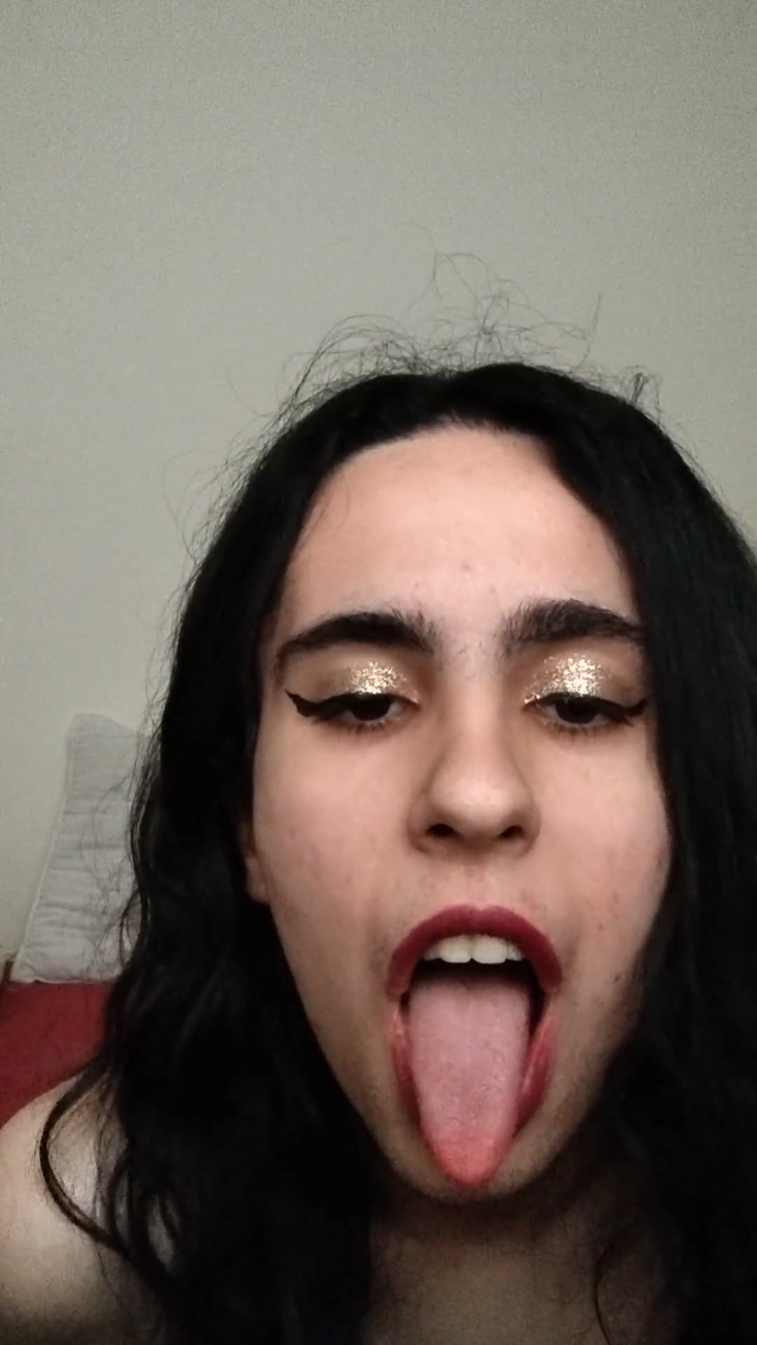 Nymphomaniac beating siririca at party time