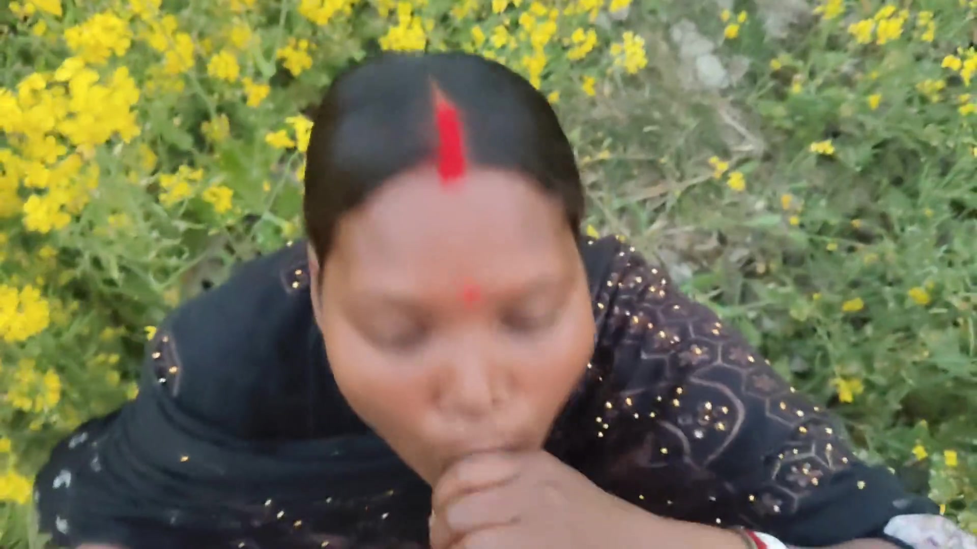 Pados ki bhabhi ko Sarso ka khet mein lekar Gaya