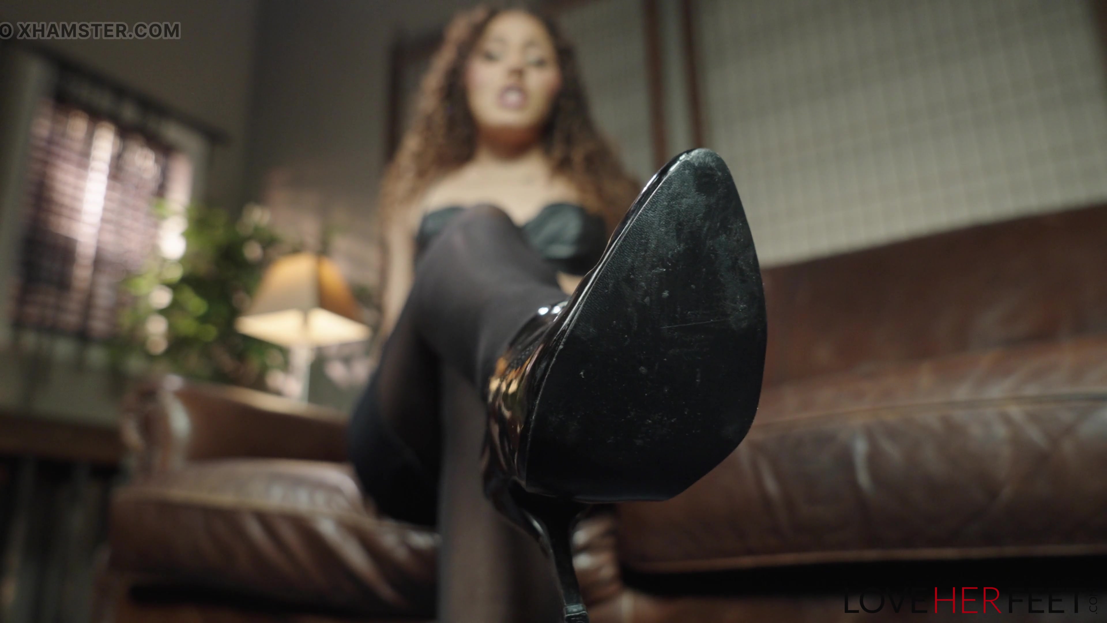 Kinky Babe Liv Revamped Showcases Her Feet