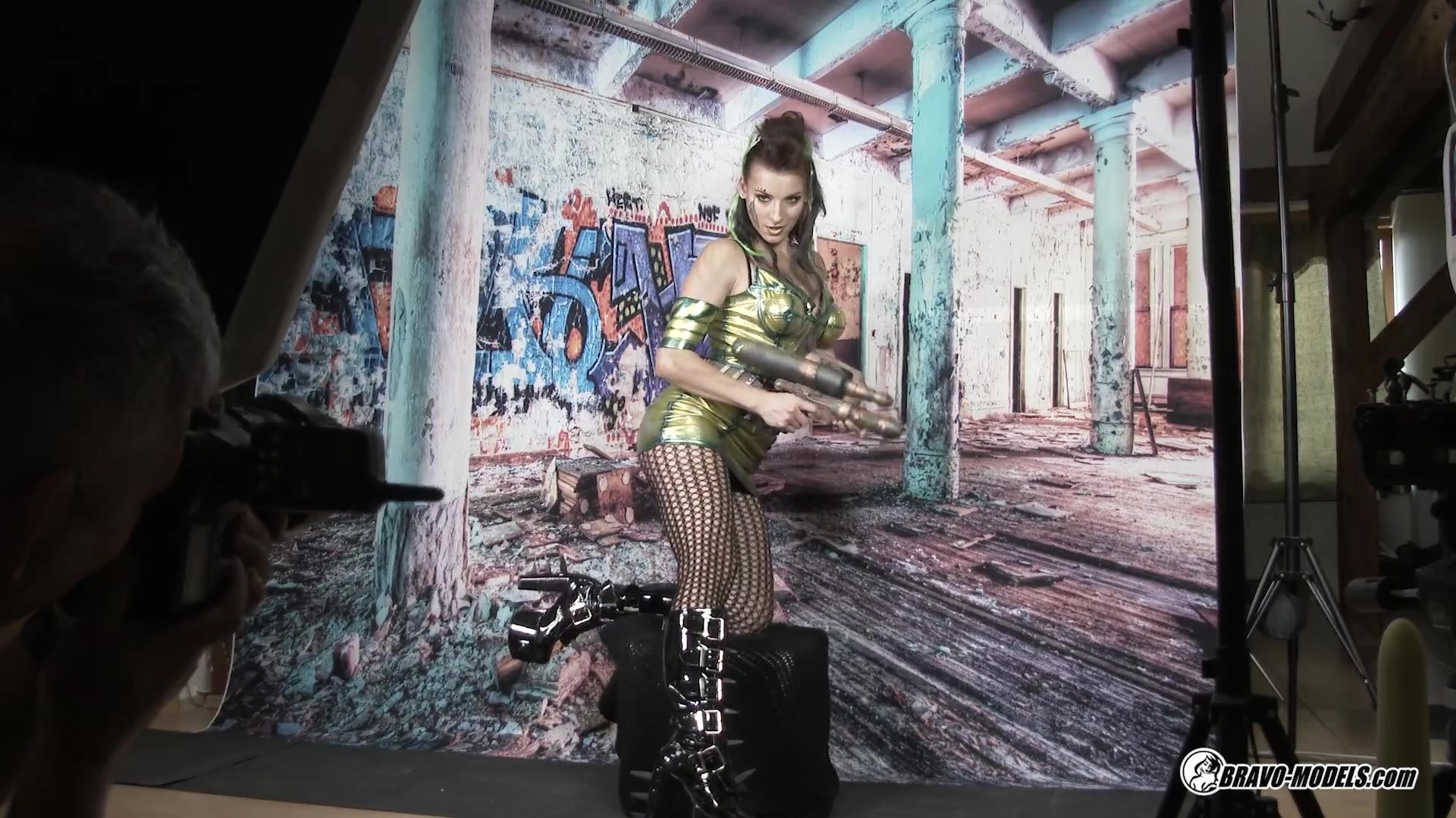 Victoria Daniels - 405 - Photoshoot Backstage