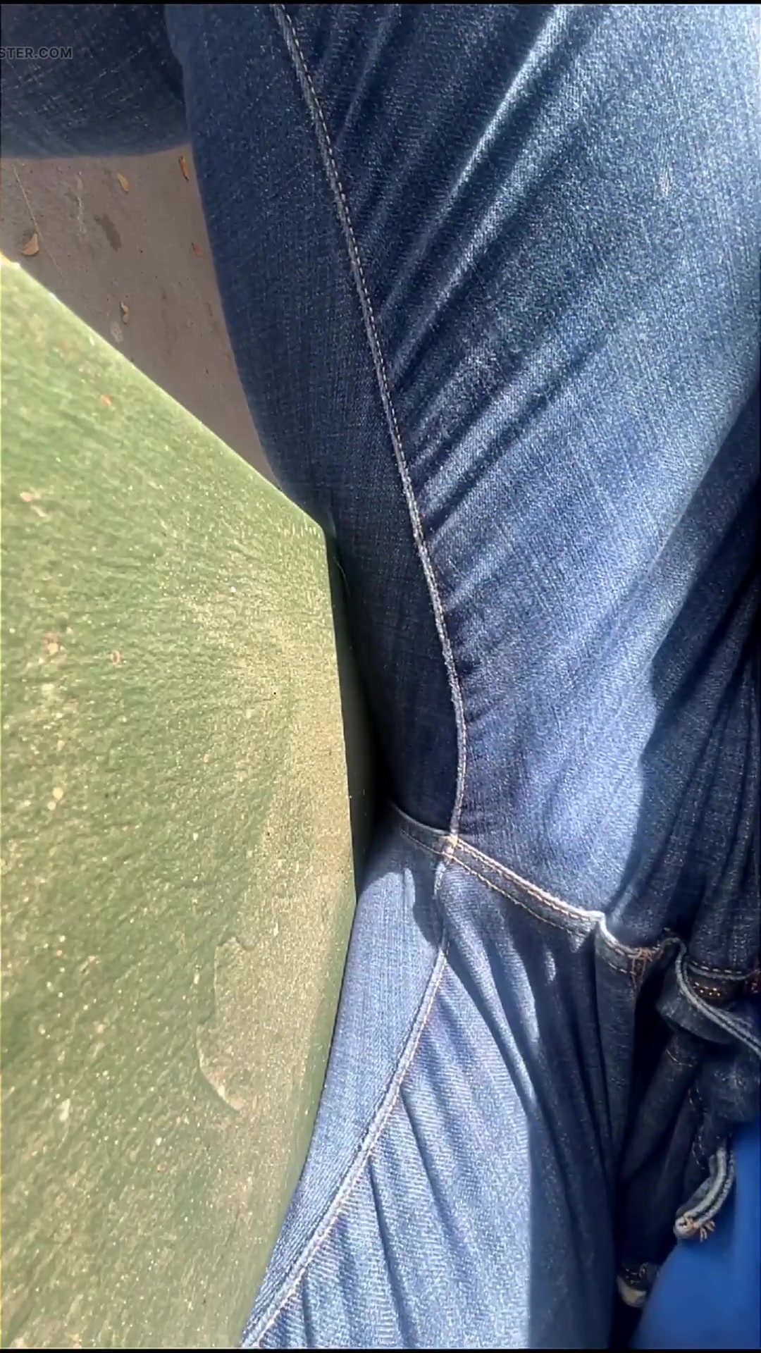 Pussy pleasure in a park