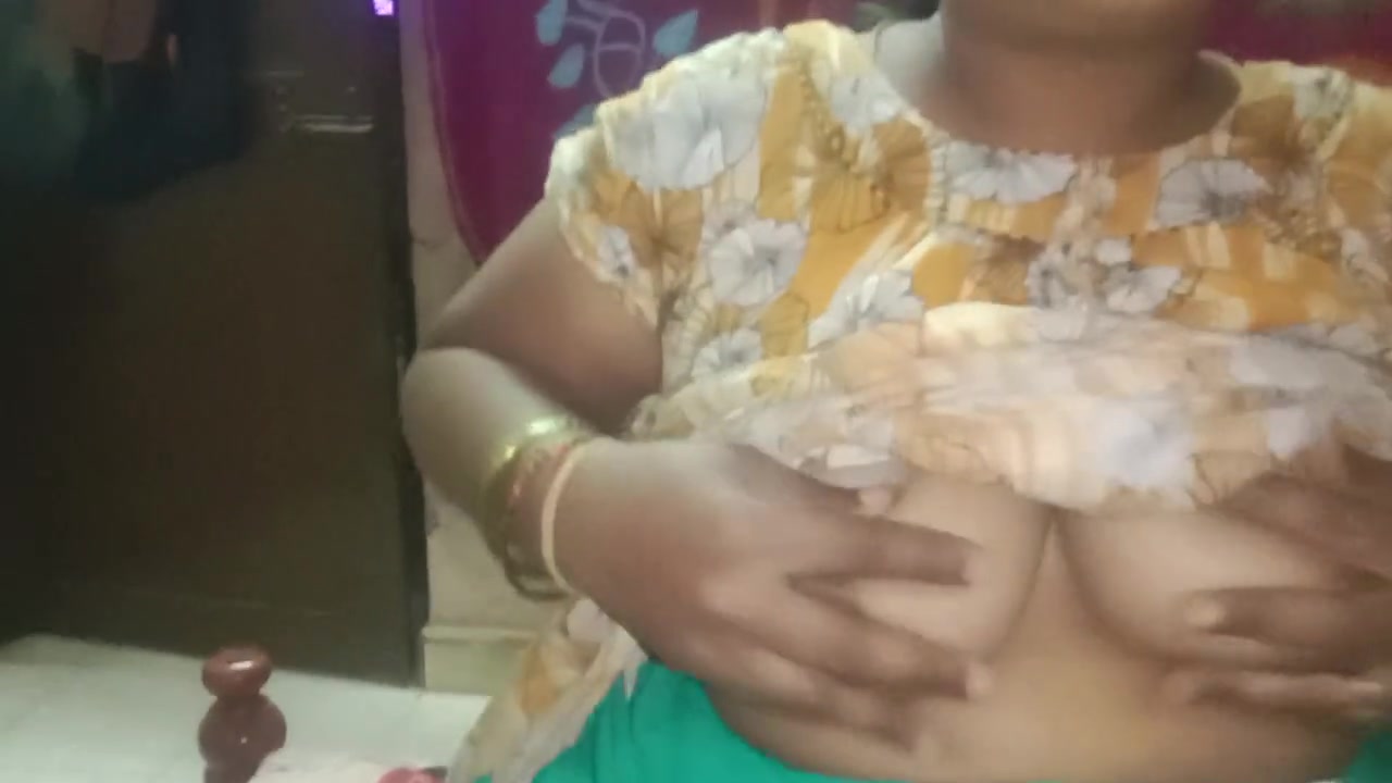 Indian National Woman Masturbates in Solitude When Her Tamil Husband Is Not at Home