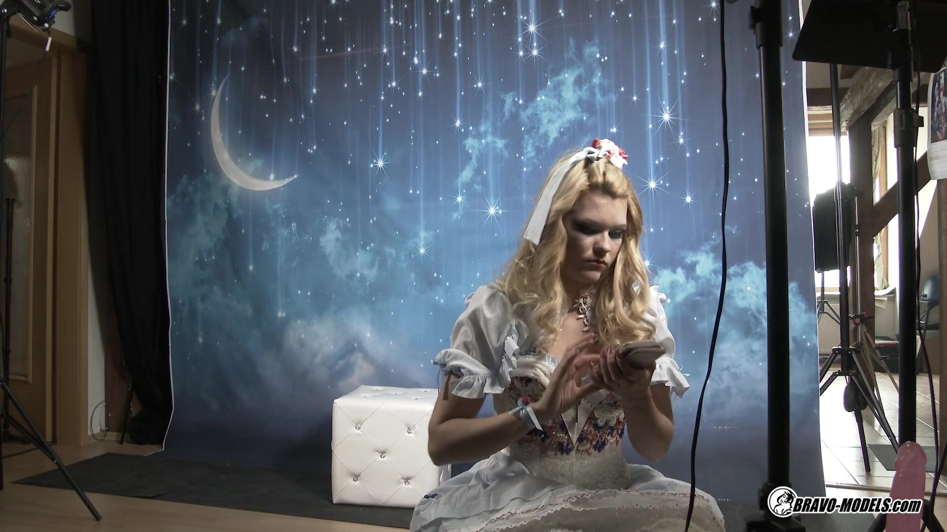 Izzy Delphine - 390 - Photoshoot Backstage